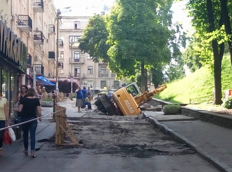 Строительный кран провалился под асфальт возле Золотых ворот в Киеве