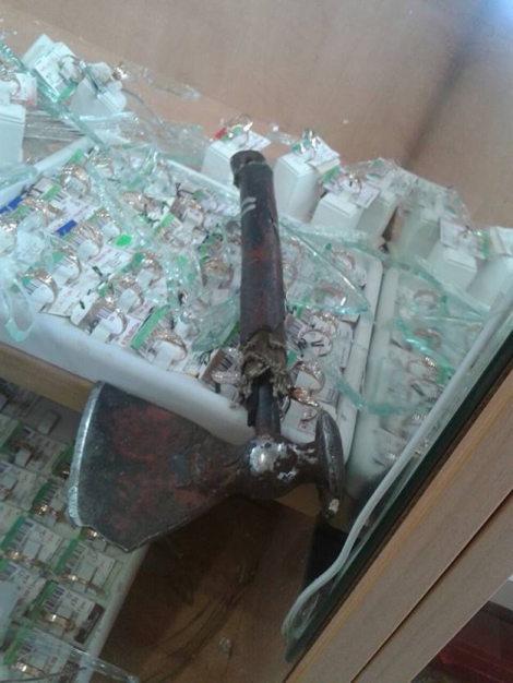 В Киеве трое мужчин с битой и топором ограбили ювелирный магазин