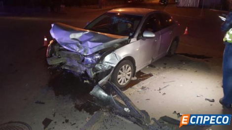На Подоле в Киеве полицейская Toyota въехала в Chevrolet: трое пострадавших