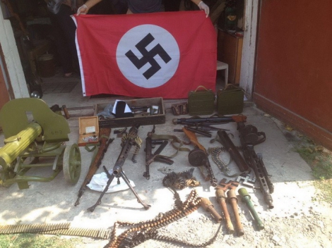 На Херсонщине у россиянина нашли арсенал оружия и нацистские флаги