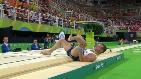 На Олимпиаде в Рио французский гимнаст сломал ногу, медики уронили носилки