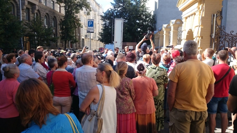 Савченко провела митинг на Банковой: родственники требовали освобождения украинцев из плена