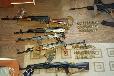 В Киеве нашли арсенал оружия с автоматами и тысячами патронов из зоны АТО