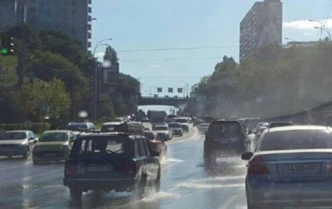 На бульваре Дружбы народов в Киеве 8 полос дороги залило кипятком