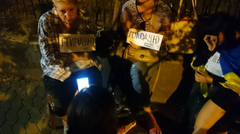 Матери украинских пленных ночуют на Банковой, требуя встречи с Порошенко
