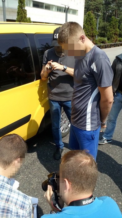 На проспекте Победы в Киеве поймали нацгвардейца, продававшего наркотики