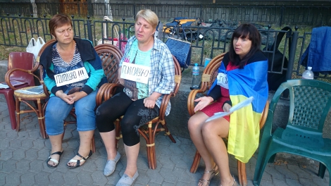 Матери пленных украинцев второй раз переночевали под АП: требуют встречи с Порошенко