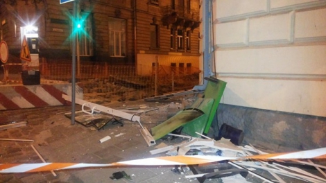 Двое в балаклавах взорвали банкомат ПриватБанка во Львове