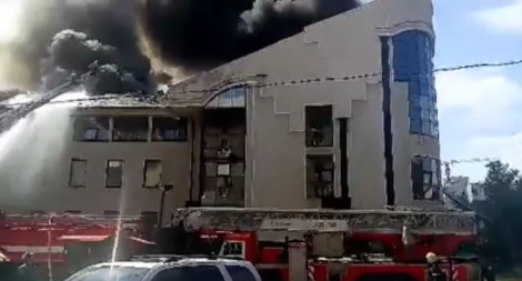 В Донецке сильный пожар, горит бывший офис «Индустриального союза Донбасса»