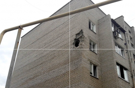 В Марьинке в многоэтажку попал 122-мм артиллерийский снаряд