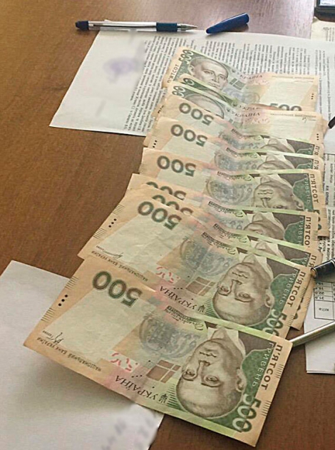 Днепропетровские чиновники вымогали 10 тыс. грн за документ на землю для АЗС
