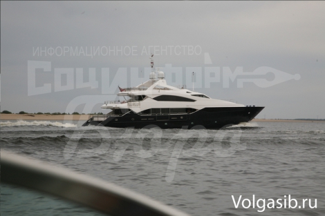 Янукович прибыл на яхте в Волгоград и посетил музей Сталинградской битвы