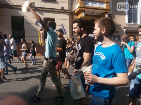 В Одессе активисты под мэрией митинговали в поддержку шаурмы, сала и борща