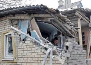 В результате артобстрела Марьинки один из снарядов попал в жилой дом