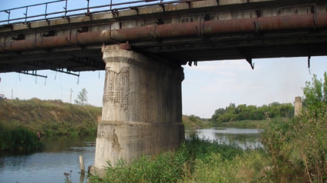 В Славянске пытались взорвать мост: выявили 8 фугасных снарядов с детонатором