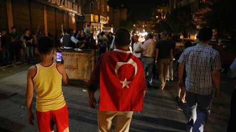 В Турции на месте теракта люди провели стихийную акцию протеста