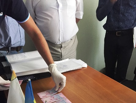 На Буковине чиновника Черновицкого горсовета поймали на взятке в 5 тыс. грн