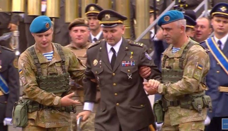 На параде в Киеве, удостоенный звания генерала, Герой Украины Игорь Гордийчук получил погоны