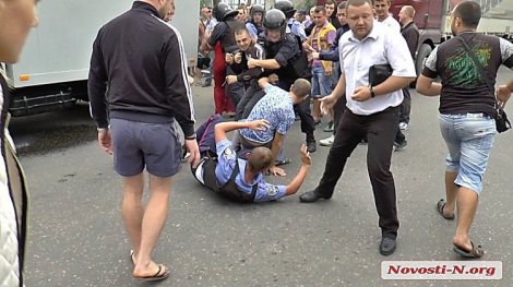 Над полицейскими, убившими мужчину под Николаевом, пытались устроить самосуд
