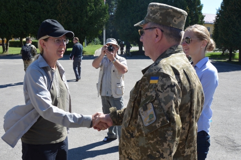 США передали Украине пять автомобилей «скорой помощи» для нужд армии