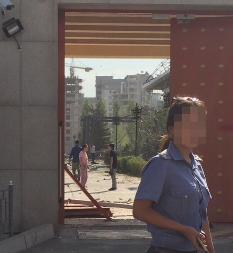 Смертник на авто протаранил ворота посольства Китая в Бишкеке и подорвался