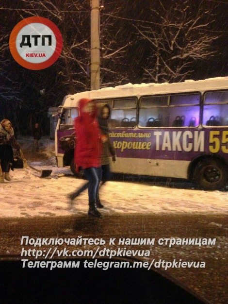 В Киеве маршрутка врезалась в столб, пострадали пассажиры