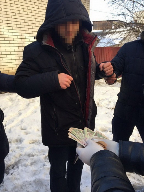 Начальника одного из подразделений полиции Винницы поймали на взятке 15 тыс. грн