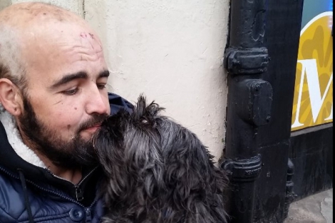 Для избитого бомжа и его раненого пса собрали через интернет более 300 тысяч гривень