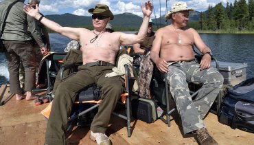 Полуголые Путин и Шойгу загорают со щуками