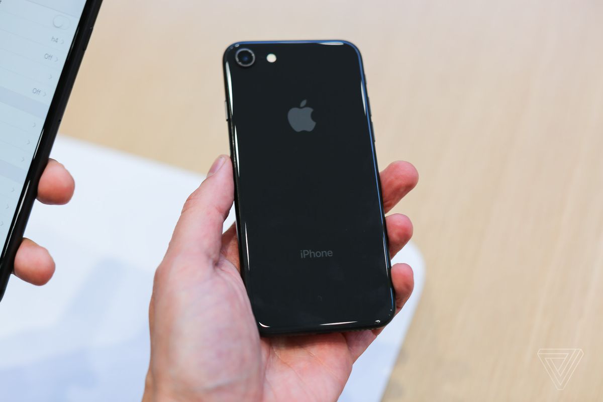 Ремонт задней панели iPhone 8 дороже, чем дисплея