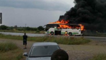 В Греции от удара молнии загорелся автобус