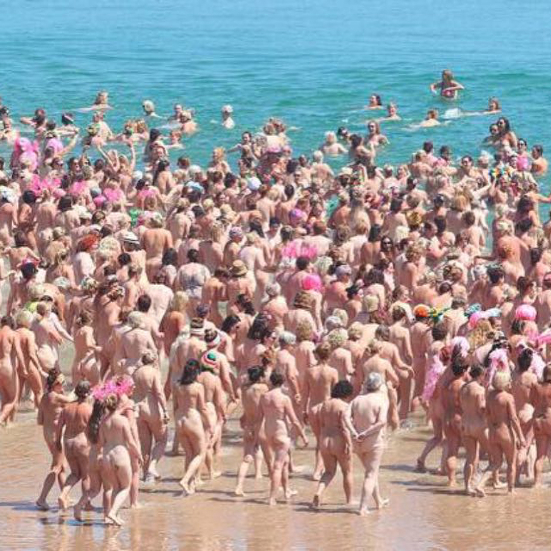 В Ирландии 2,5 тысячи женщин побили рекорд купания голышом