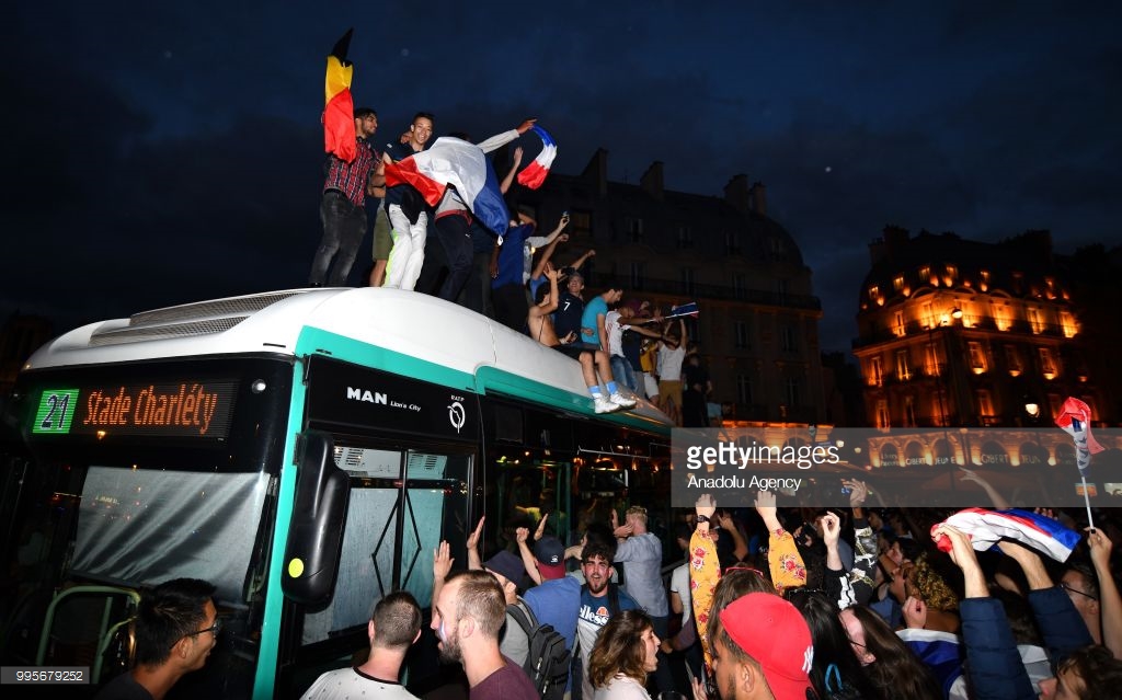 Париж «сошел с ума» празднуя выход национальной сборной в финал ЧМ