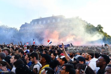 Париж «сошел с ума» празднуя выход национальной сборной в финал ЧМ