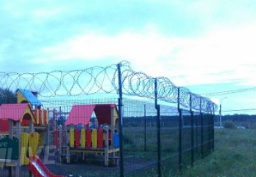 В России детскую площадку обнесли колючей проволокой