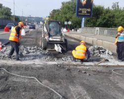 Дві смуги в напрямку центру мосту Метро перекрито через капітальний ремонт – КМДА