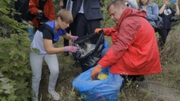 Президент Эстонии и мэр Днепра убирали мусор