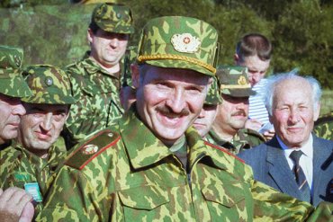 Лукашенко обещает раздать оружие молодежи