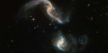 Астрономы засекли самую маленькую галактику-каннибала
