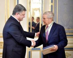 Президент Украины Петр Порошенко заручился поддержкой противников Трампа