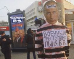 В центре Перми к столбу привязали Путина