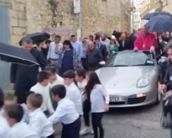 На Мальте детей заставили тянуть священника на Porsche к церкви