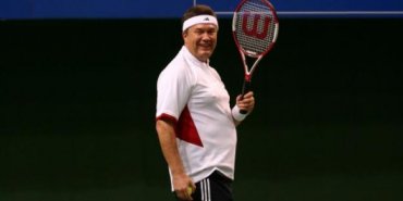 Янукович сломал позвоночник во время игры в теннис